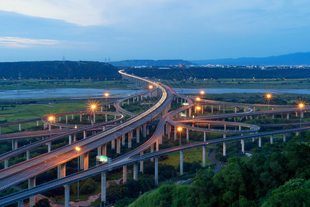 台北高速公路绿色建筑概念背景图片