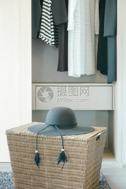 黑帽子在篮上布挂在衣柜里的背景图片