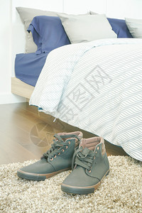 Men床旁地毯板上的皮鞋图片