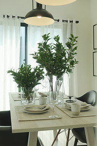 绿叶花瓶仅用古老的套装餐桌中央绿叶花瓶图片
