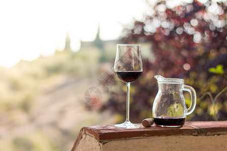 在意大利托斯卡尼喝杯红葡萄酒背景里有白葡萄酒场图片