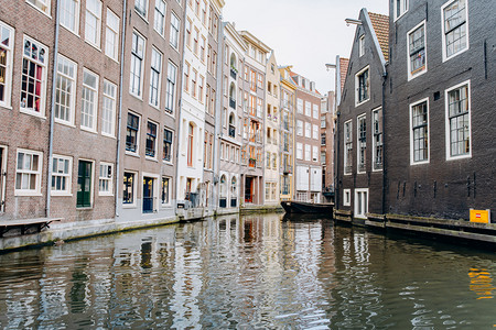2017年9月5日荷兰阿姆斯特丹运河和建筑物图片