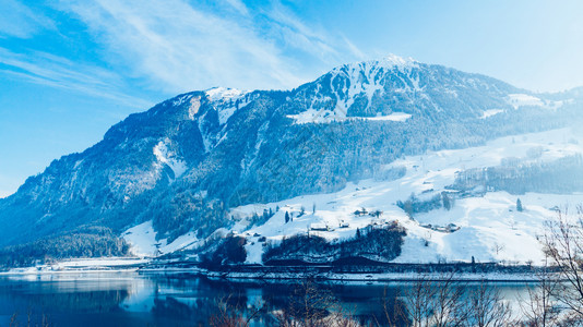 美丽的冬季风景在阿尔卑斯山和雪图片