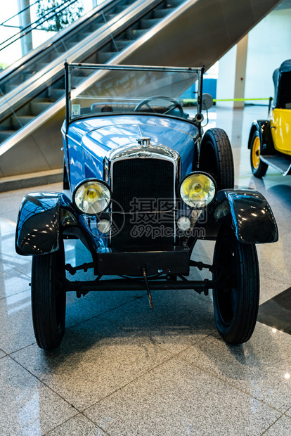 展览上建造的古董车图片