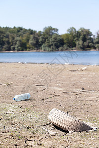 旧废弃车胎躺在河岸上图片