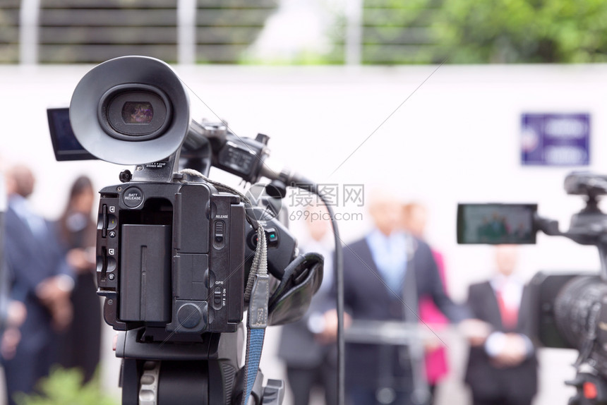 用摄像机拍新闻或记者招待会图片
