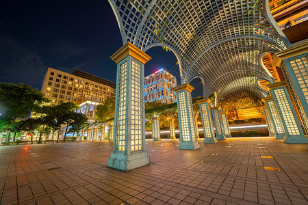 市区台北中心湾的拱门行走道夜间图片