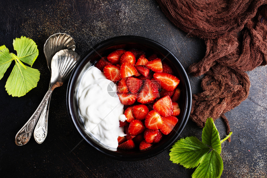 新鲜草莓碗里有酸奶油图片