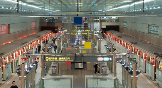 在北市地下铁路隧道的交通背景的地铁图片