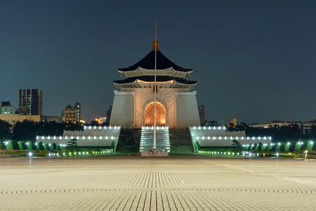 台湾101大楼北市清介石纪念馆夜里城内著名的纪念碑地标和旅游景点背景