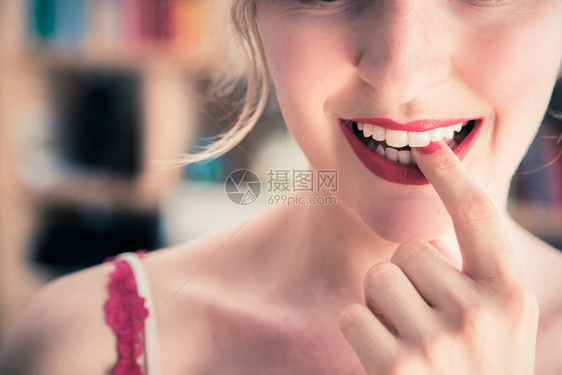 漂亮的白女人穿着红色感口彩色指甲油看着镜子切出来图片