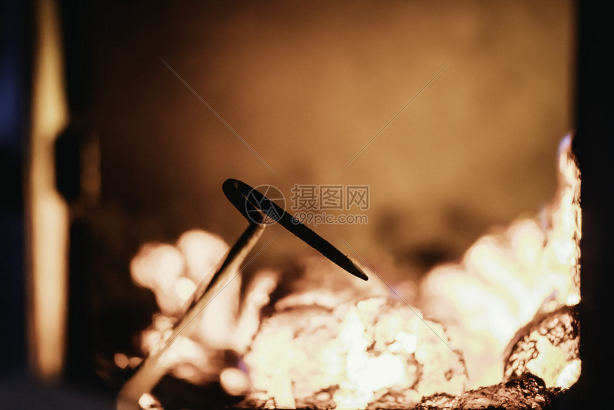 烧烤炉中的火焰戳棍和花图片