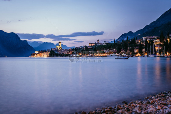 海滩上美丽的夜晚景色与可爱的小村庄意大利拉戈迪加达图片