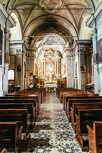 意大利的Westruck天主教堂配有古老木毛和美丽的祭坛图片