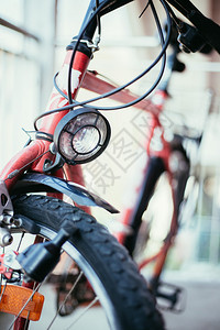 城市自行车头灯和模糊背景的正面照片图片