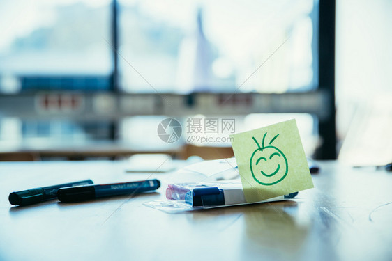 工作场所间车模糊背景下的笔和窗图片