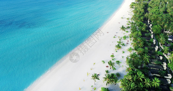 马尔代夫有水面平房的沙滩高清图片