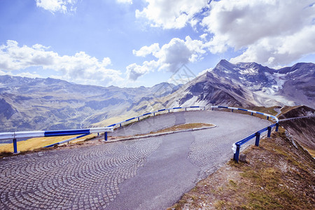 夏季感冒阿尔卑斯山脉格罗洛克纳和奥地利高山公路夏季背景