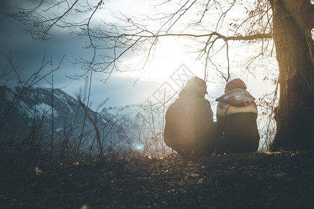 情侣在山上欣赏秋天的日出图片