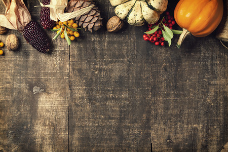 秋天背景落叶和南瓜在旧木制桌上感恩节概念秋天背景落叶和南瓜在旧木制桌上图片