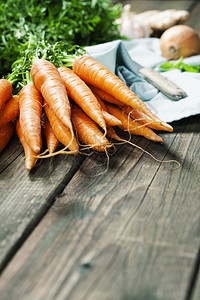 新鲜的胡萝卜有机橙胡萝卜健康的素食菜胡萝卜图片