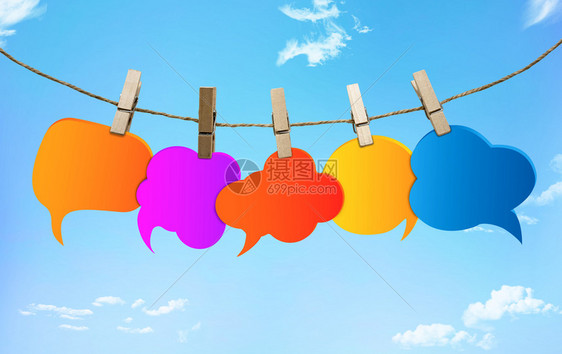 Gossip演讲泡各种颜色聊天和交流社网络信息空气球组蓝色背景上挂有衣物的绳子上云图片
