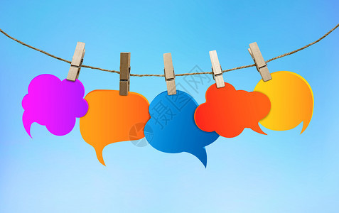 语言表达泡沫不同颜色Gossip社交网络聊天和流信息空气球组挂在绳子上的云和蓝背景衣物图片