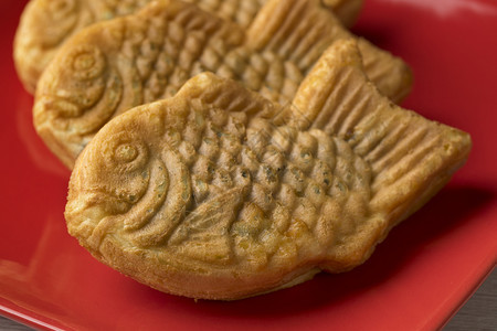 新鲜烤的太尾日本鱼形状的蛋糕满了红豆糊图片