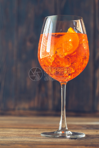 生锈背景上的AperolSpritz鸡尾酒杯图片