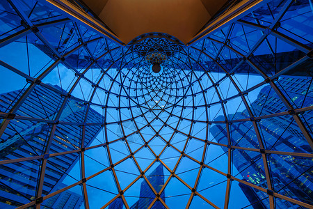 建筑结构的螺旋形现代办公大楼在技术和业务概念方面的玻璃外观设计幻觉背景图片