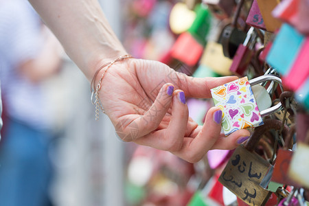 带着彩色指甲的女孩正在对萨尔茨堡的马卡斯特格保持爱的锁图片