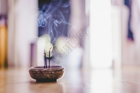 烟碗中的口香糖棒是吸烟和嗅觉家风水复制空间背景图片