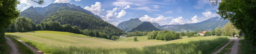 德国BadReichenhall附近的巴伐利亚山地天空和草的全景图片