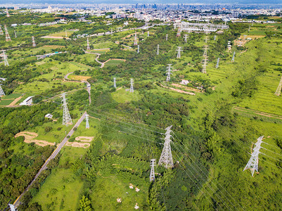 工业区高速公路和压金属站的空中景象电塔台大中市唐城森林景观绿树的顶层象图片