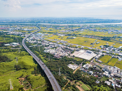 工业区高速公路和压金属站的空中景象电塔台大中市唐城森林景观绿树的顶层象图片