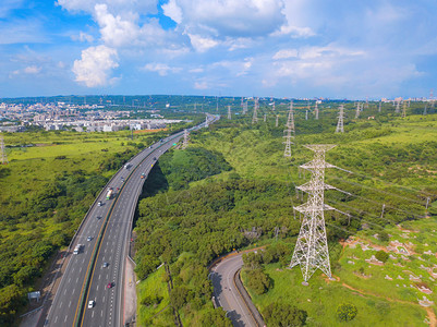 工业区高速公路和压金属站的空中景象电塔台大中市唐城森林景观绿树的顶层象图片