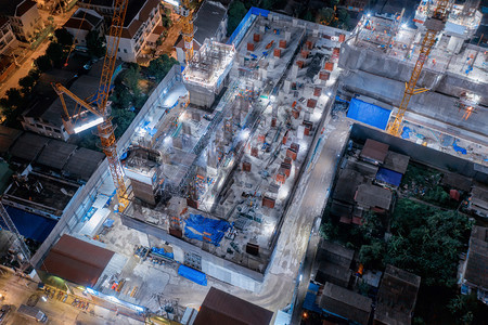 空中观望着繁忙的工业建筑地人和起重机在作图片