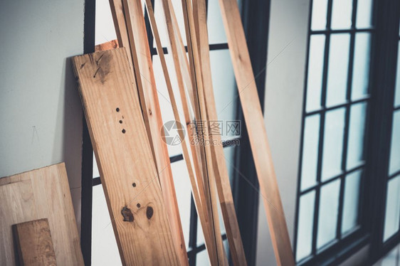 木工车间的背景图像不同工具的木作桌和剪架老式过滤图像图片