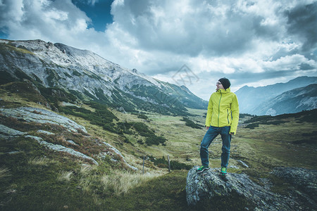 男登山者背正在享受风景图片