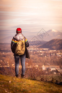 年轻女孩喜欢山上风景秋天图片