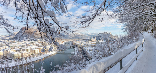 冬季萨尔茨堡全景雪历史中心阳光图片