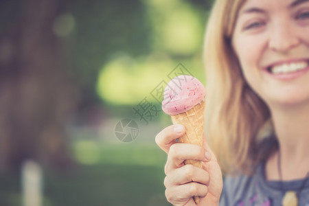 微笑的女孩享受夏天草莓冰淇淋图片