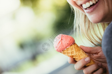 女孩夏天喜欢吃冰淇淋图片