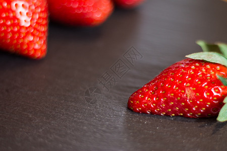 黑石桌上新鲜红草莓图片