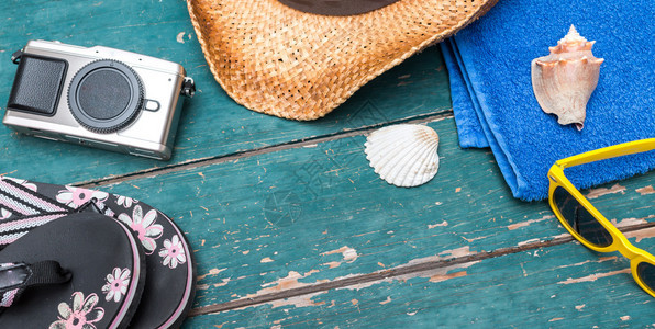 夏季背景:休闲旅行概念:草帽、太阳镜翻滚壳旧相机和浴巾。图片