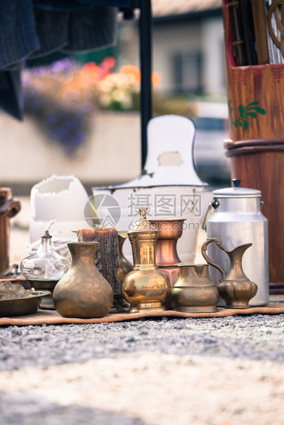 在户外跳蚤市场上的古董茶壶和杯子图片