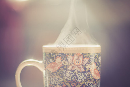 蒸茶杯和阳光冬天暖图片