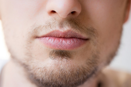 一名年轻人的嘴唇红胡须图片