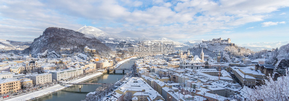 冬季萨尔茨堡全景雪历史中心阳光图片