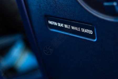 在飞机座椅后面系上安全带图片